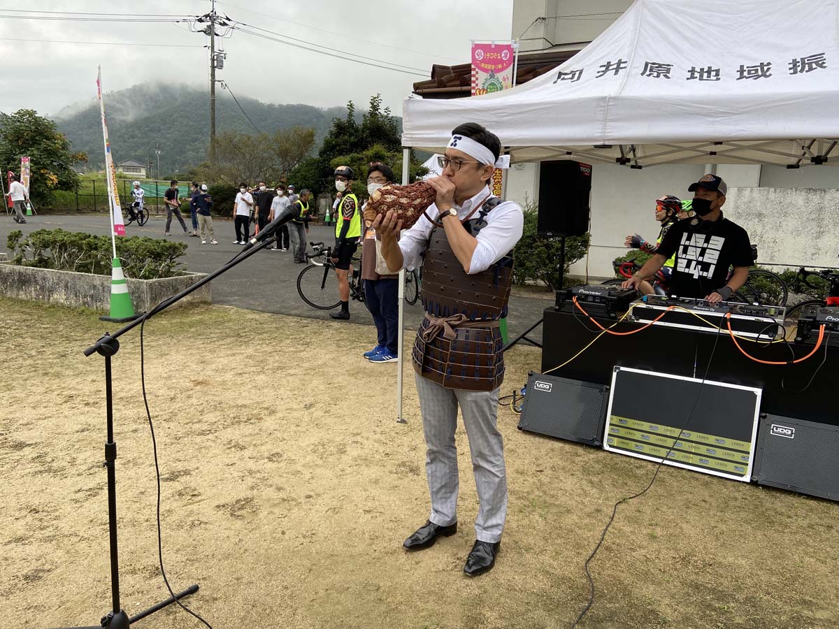 9月:安芸高田市歴史民俗博物館副館長の秋本哲治氏がスタートの銅鑼ではなく法螺貝を吹く!