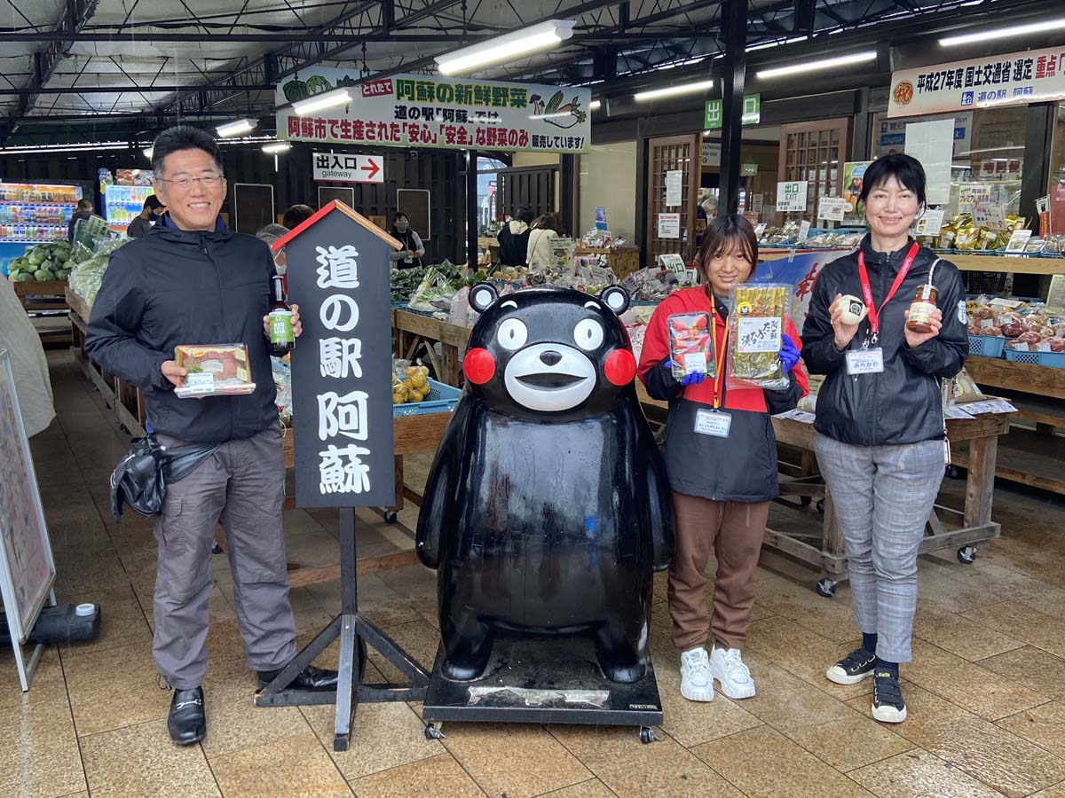 11月:道の駅・阿蘇の下城駅長と看板娘の荒川さんとミンミンさんのお勧めは、阿蘇のあか牛丼弁当やクラフトビール、そして馬肉マン等、お勧めは山盛りでした!