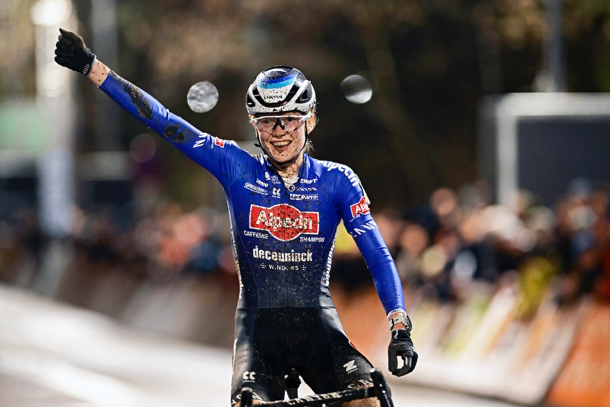独走勝利を決めたパック・ピーテルス(オランダ、アルペシン・ドゥクーニンク)