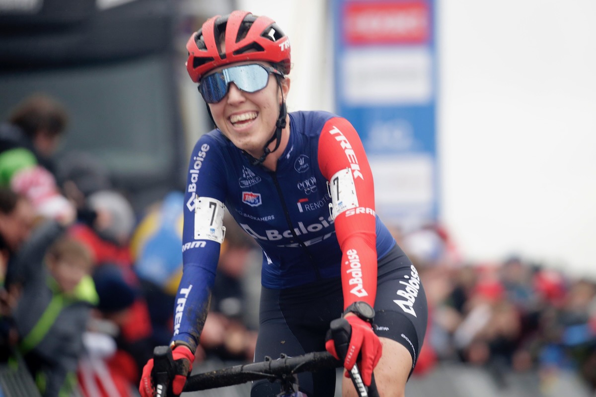独走勝利を収めたシリン・ファンアンローイ(オランダ、バロワーズ・トレック・ライオンズ)