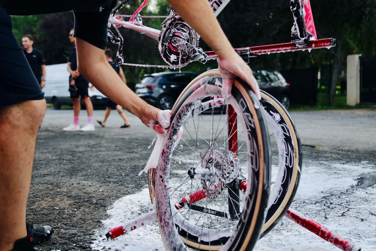 ホイールもNANO TECH BIKE CLEANERで手洗い。パンクの原因となる傷のチェックも忘れない
