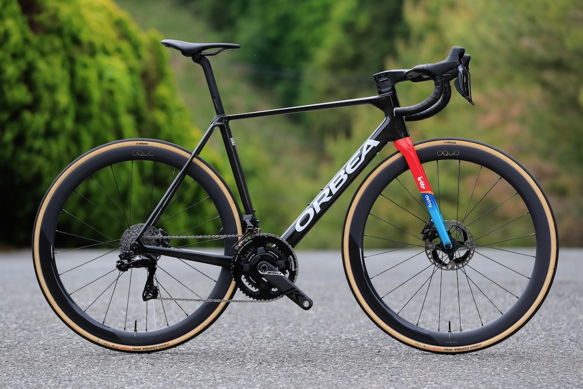 軽量クライミングモデルのORCA。ロット・ディステニー仕様の「M10i LTD Replica」だ