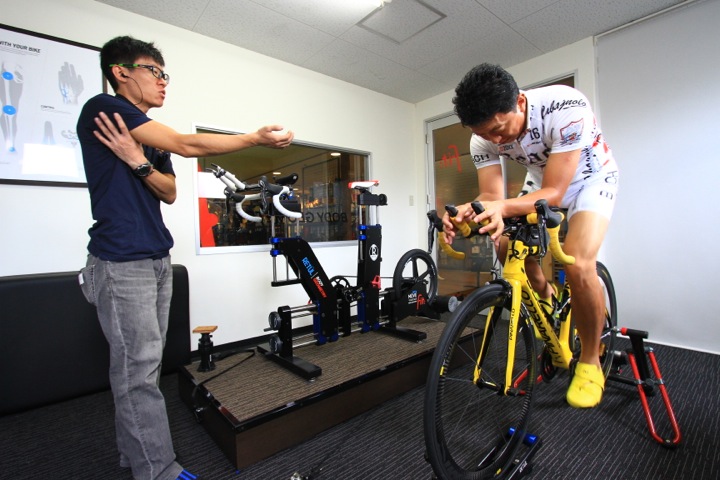 フィッターの遠山裕司さんはロード、MTBにも通じているため実際的なアドバイスが好評だ