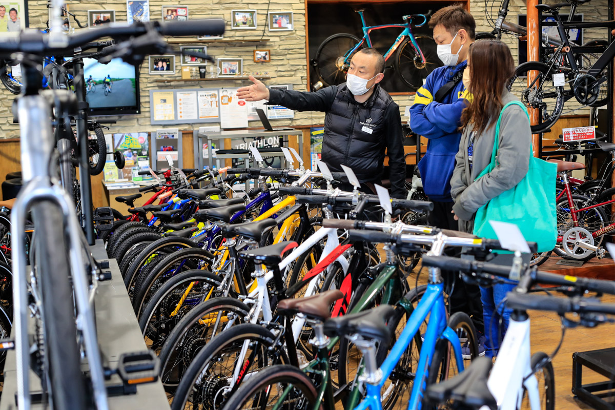 お客様のニーズを聞き取り、的確な製品を提案している