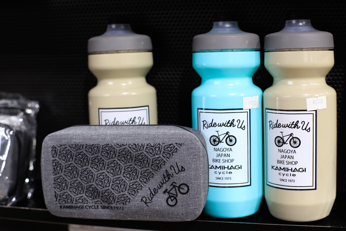 ショップオリジナルのボトルやグッズも嬉しい