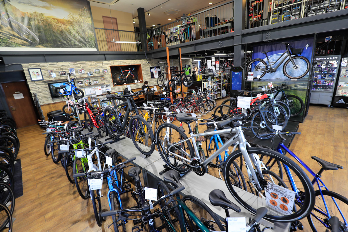 およそ120坪の売り場には200台ほどの展示車が取り揃えられている