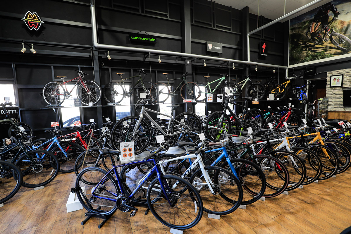 広々としたスペースにロードバイク、マウンテンバイク、クロスバイクなど厳選されたスポーツ車が並ぶ