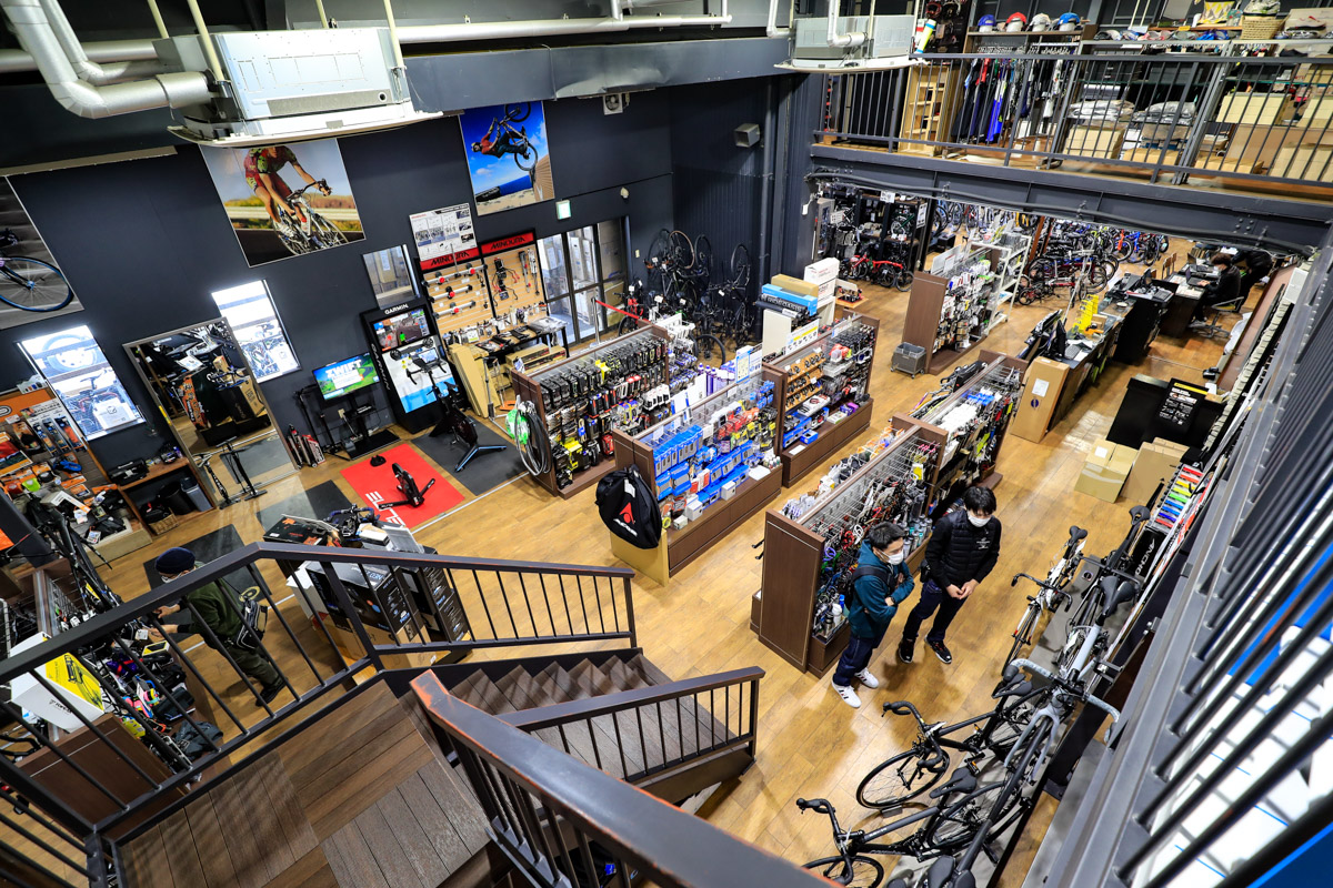 ゆったりショッピングが楽しめる広い店内。バイクはブランドごとにまとまっている