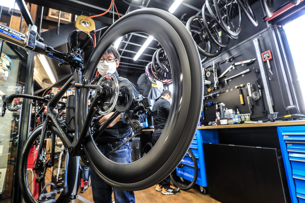 ガラス張りのメカニックルームでの仕事を見ることができる