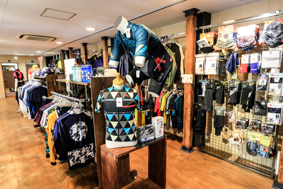 2階フロアにはアパレルやアクセサリー、ヘルメットなどが豊富に取り揃えられる