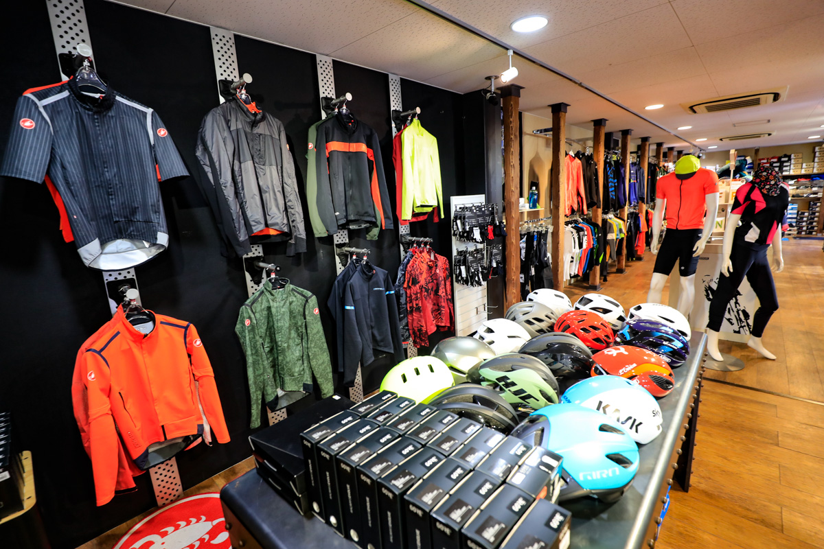 ウェア、ヘルメット、シューズは2階フロアに多く並び、ゆっくり比較しながら品定めできる
