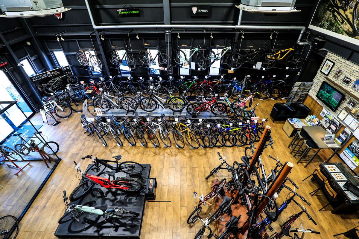 スポーツバイクがずらりと並ぶ圧巻の品揃えだ