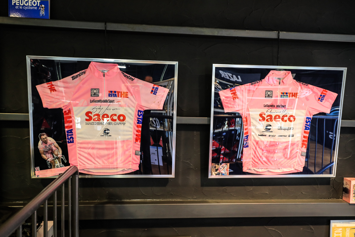 ジロ・デ・イタリア勝者のジルベルト・シモーニのマリアローザが飾られていた