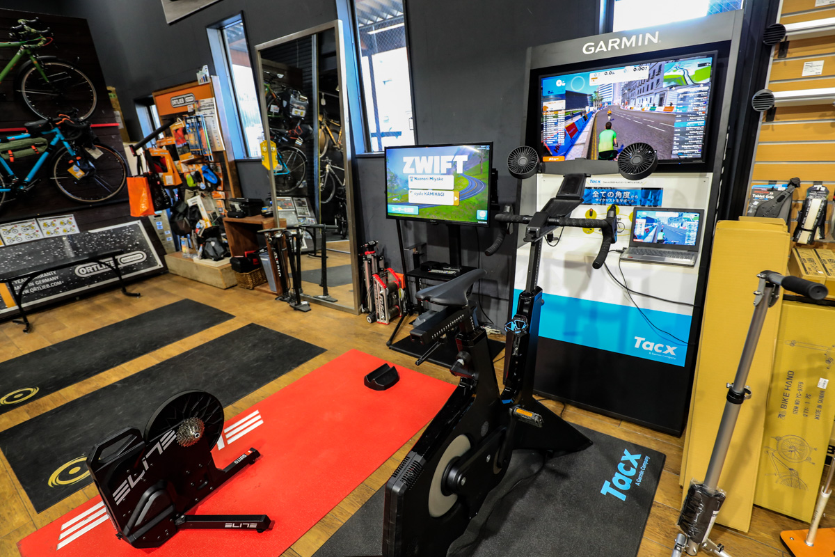 ZWIFTやスマートトレーナーの体験コーナーも