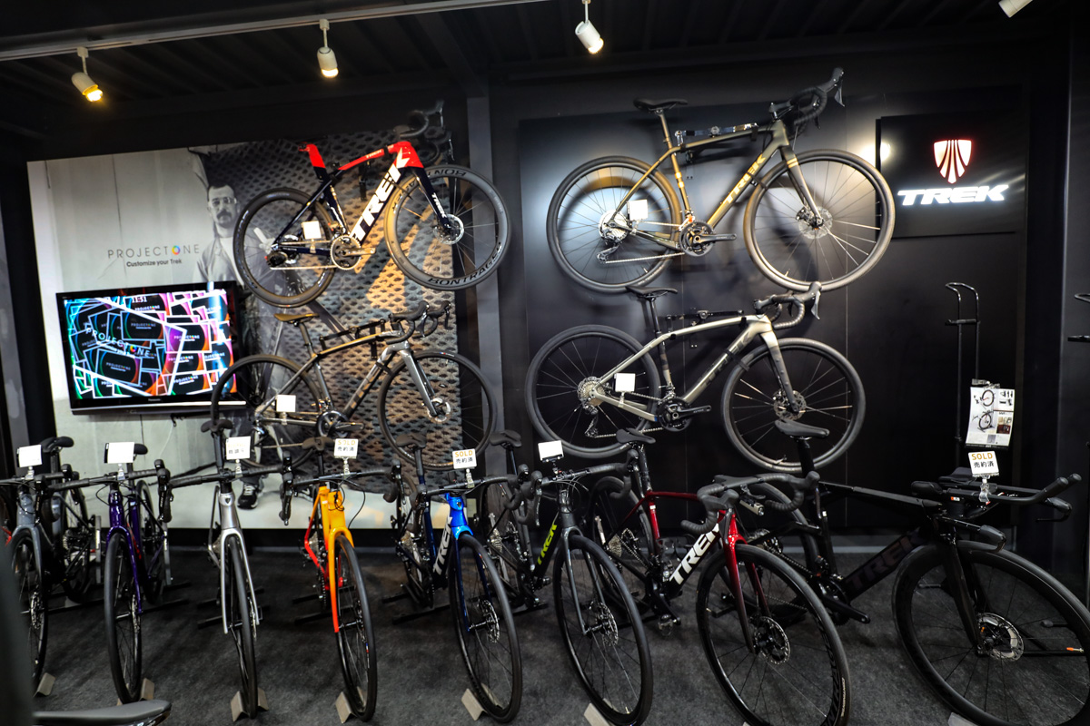 人気のトレックコーナー。TTバイクの在庫も多く、プロジェクトワンのカラーオーダーにも対応