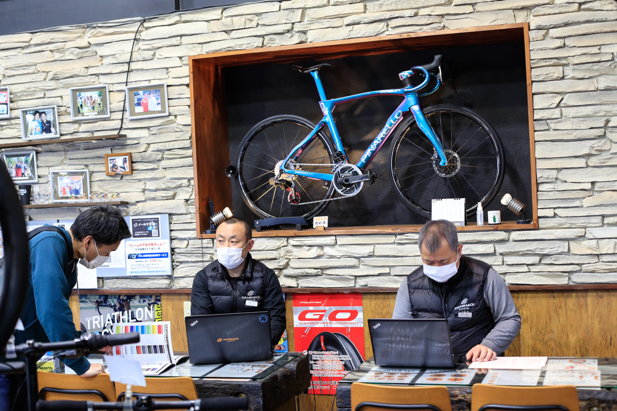 カウンターにはスーパーバイクが飾られている