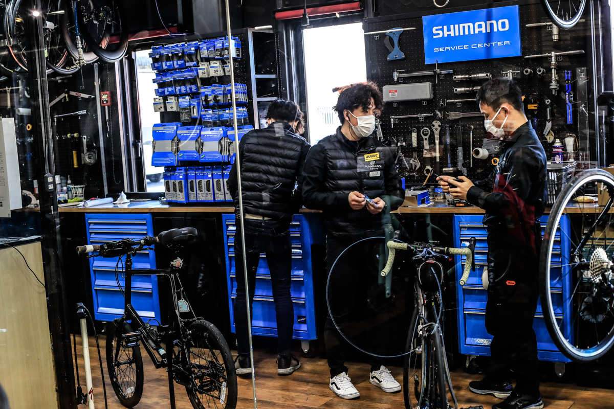 ガラス張りのテックブース。プロの仕事ぶりを見ることができる