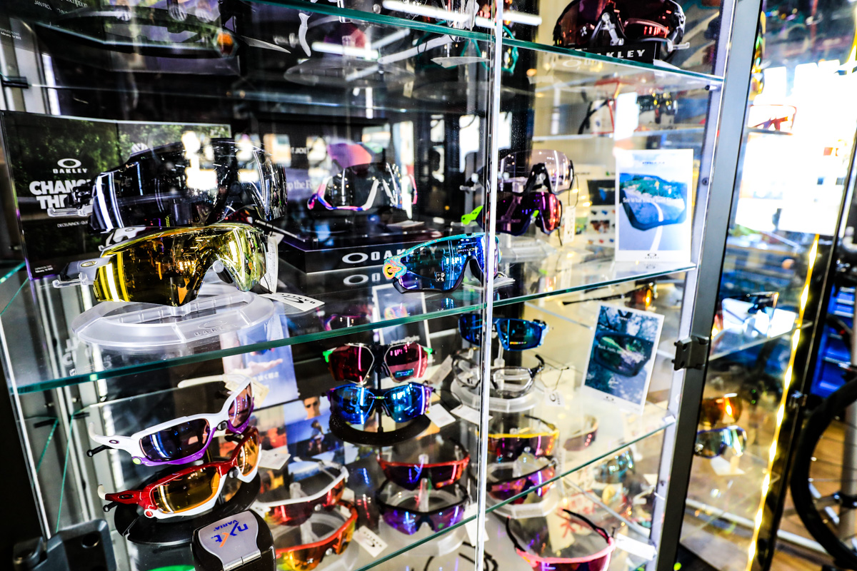 オークリーなどサングラスコーナーも充実